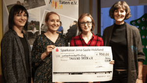 Spendenuebergabe per Scheck an Tausend Taten e.v.