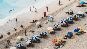 Touristen am Strand mit Meer