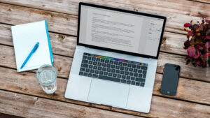 MacBook mit Arbeitsutensilien