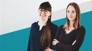 Samantha und Ulrike vor blau-weißem Hintergrund