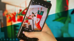Smartphone fotografiert einen Adventskalender