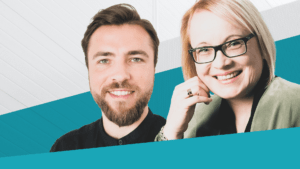 Gesa und Johannes vor blau weißem Hintergrund