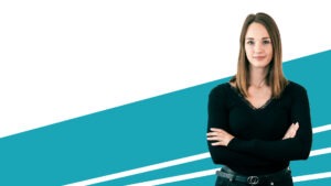 Frau vor blau-weißem Hintergrund