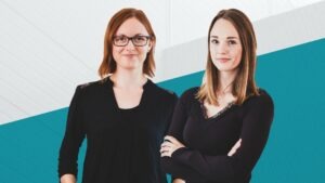 Zwei Somengo Mitarbeiterinnen Samantha und Madlin vor blau-weißem Hintergrund