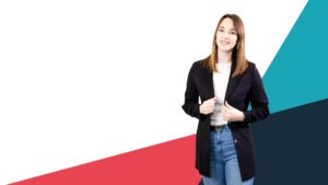 Frau in Blazer vor buntem Hintergrund