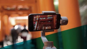 Smartphone auf Stativ mit Blick nach oben filmt Gebäude aus Säulen