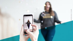 Frau unscharf im Hintergrund wirft Konfetti und wird dabei gefilmt