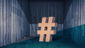 Großes Hashtag-Symbol aus Holz vor einer Wellblech-Wand platziert