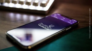 Smartphone liegt auf einem Tisch und zeigt das Twitch-Logo