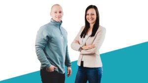 Mann mit blauem Pullover links und Frau mit beigem Blazer und dunklen Haaren rechts, beide lächeln in die Kamera