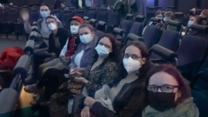 Vier Frauen und drei Männer sitzen in einer Reihe im Planetarium