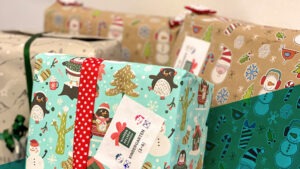 Geschenke eingepackt in weihnachtliches Geschenkpapier