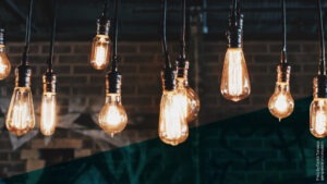 Zehn Glühlampen hängen von der Decke und leuchten hell
