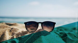 Eine Sonnenbrille am Strand