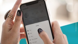 Smartphone, auf dem eine Hand etwas eintippt