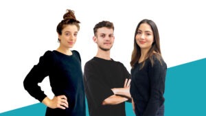 Zwei Frauen und ein Mann vor weiß-blauem Hintergrund