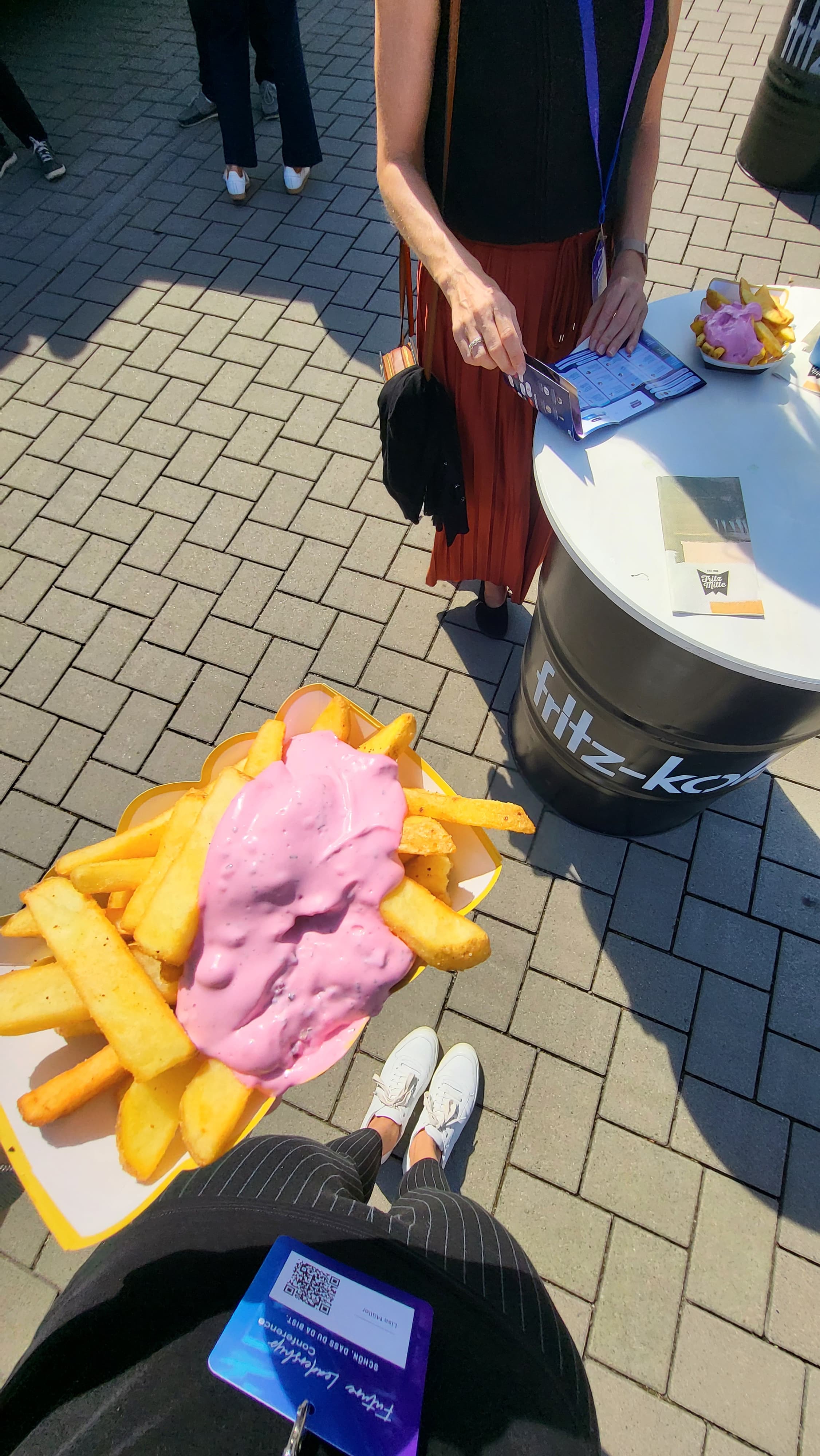 Pommes mit pinker Mayo auf einem Event