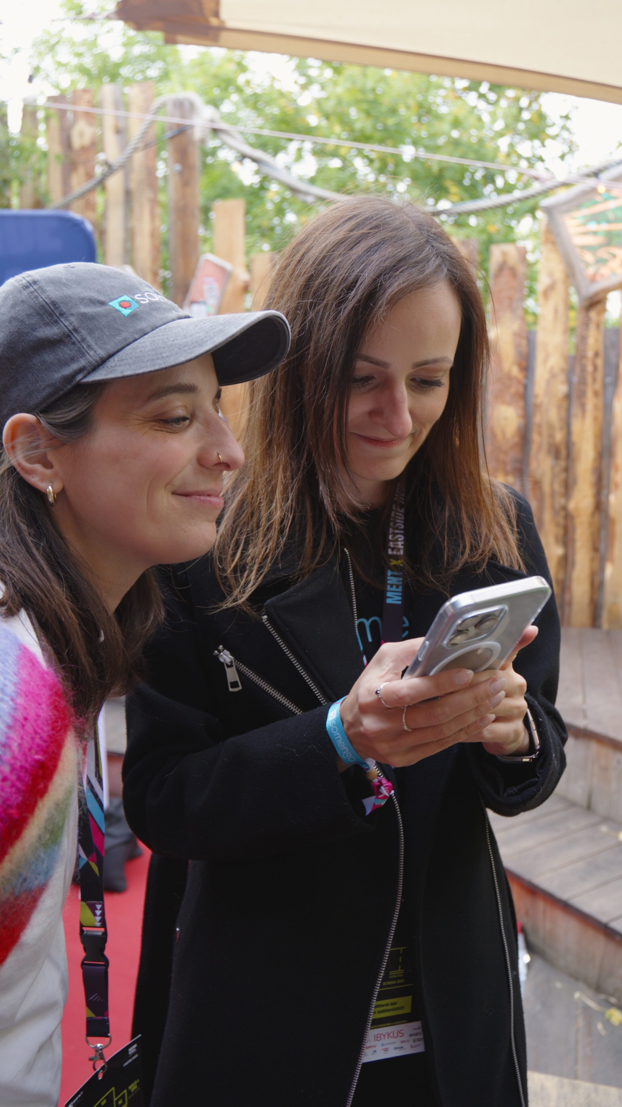 Somengos schauen bei einem Event aufs Smartphone, weil sie immer aktuell posten