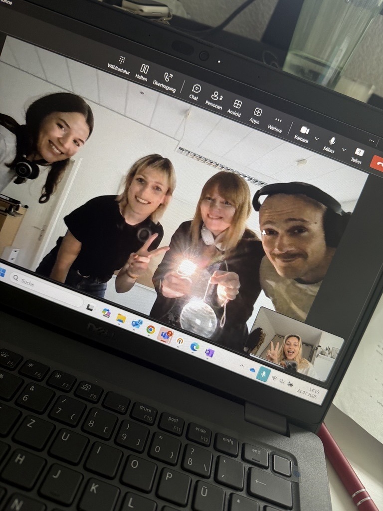 Somengos haben Call mit Kollegin im Homeoffice