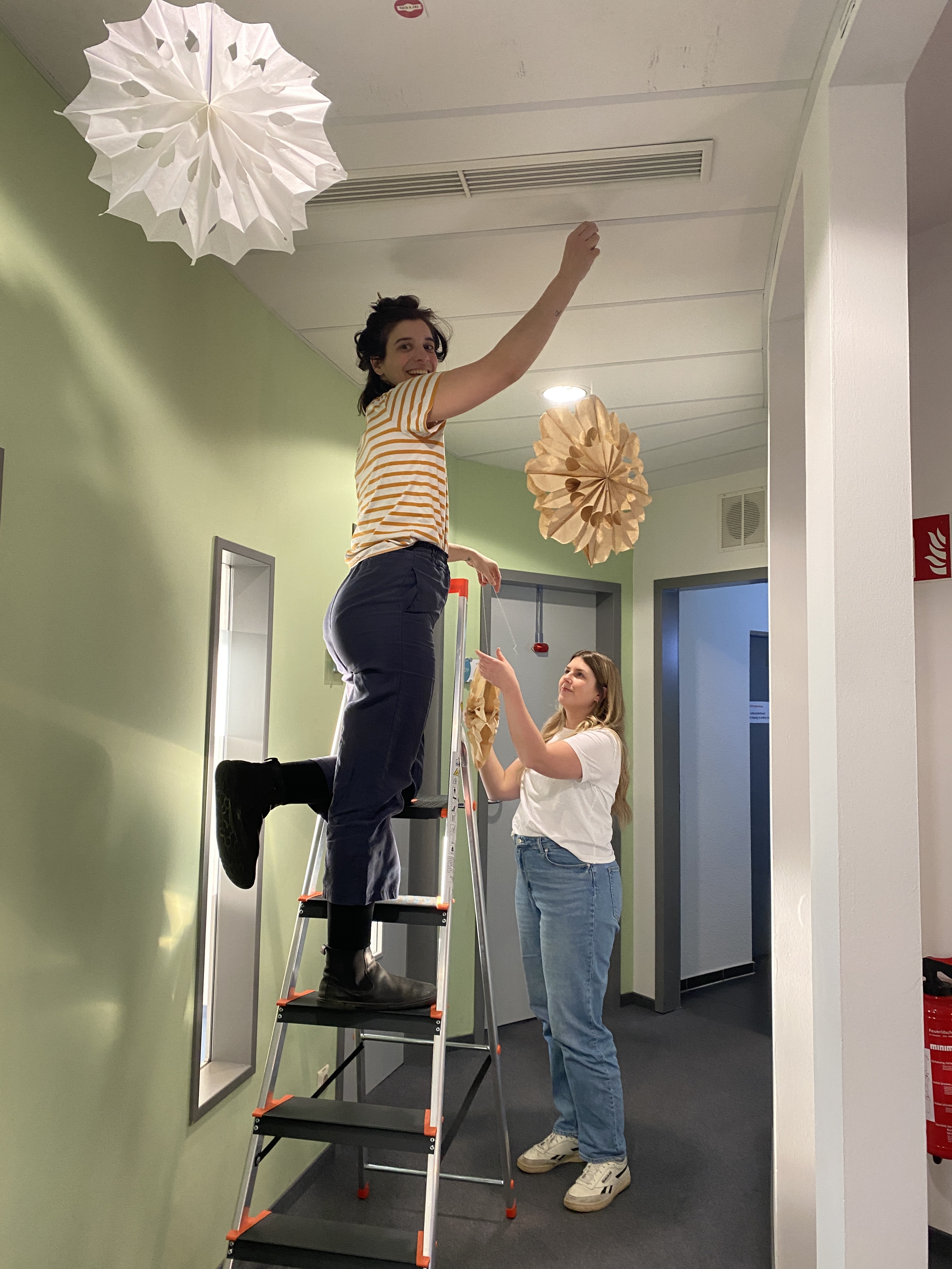 Sulane und Johanna schmücken Weihnachtsdeko ab