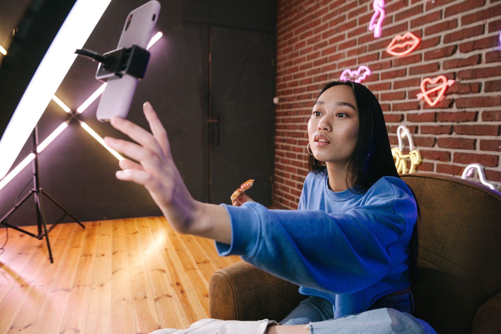 Content Creator mit Smartphone und Ringlicht