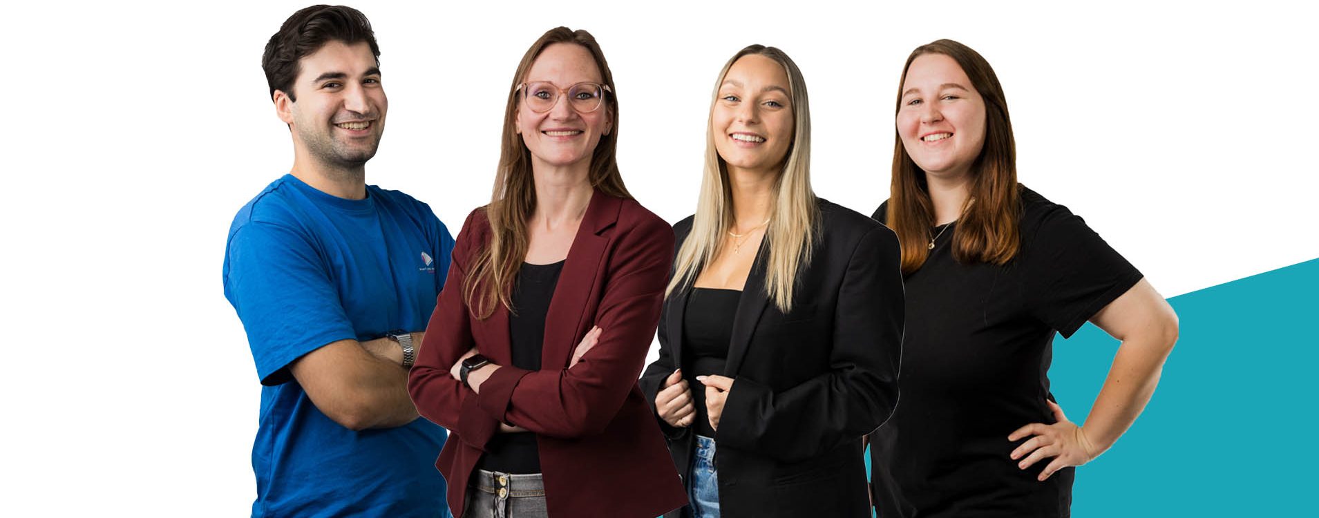 Vier Personen, drei Frauen und ein Mann, stehen vor einem blau-weißen Hintergrund und lächeln in die Kamera