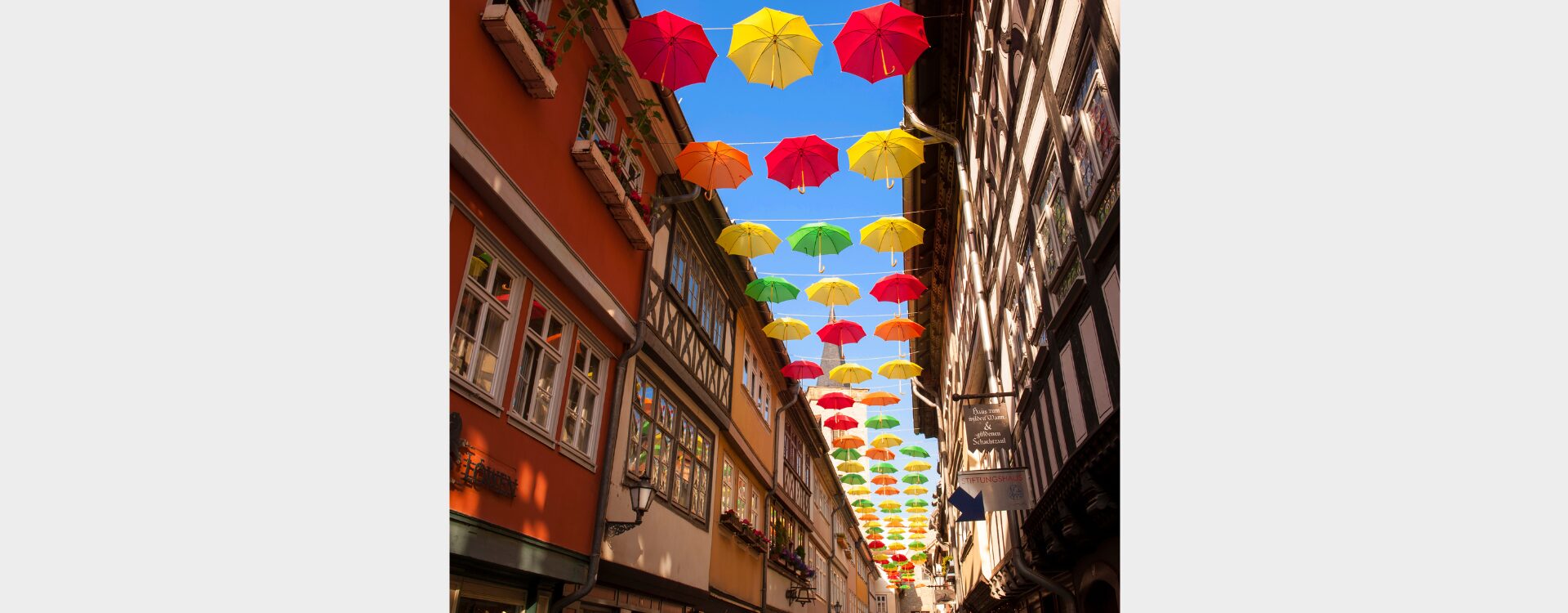 Symbolisches Bild der Erfurter Krämerbrücke mit bunten Regenschirmen geschmückt: Somengo feiert die neue Partnerschaft als Kreativpartner der Thüringer Tourismus GmbH