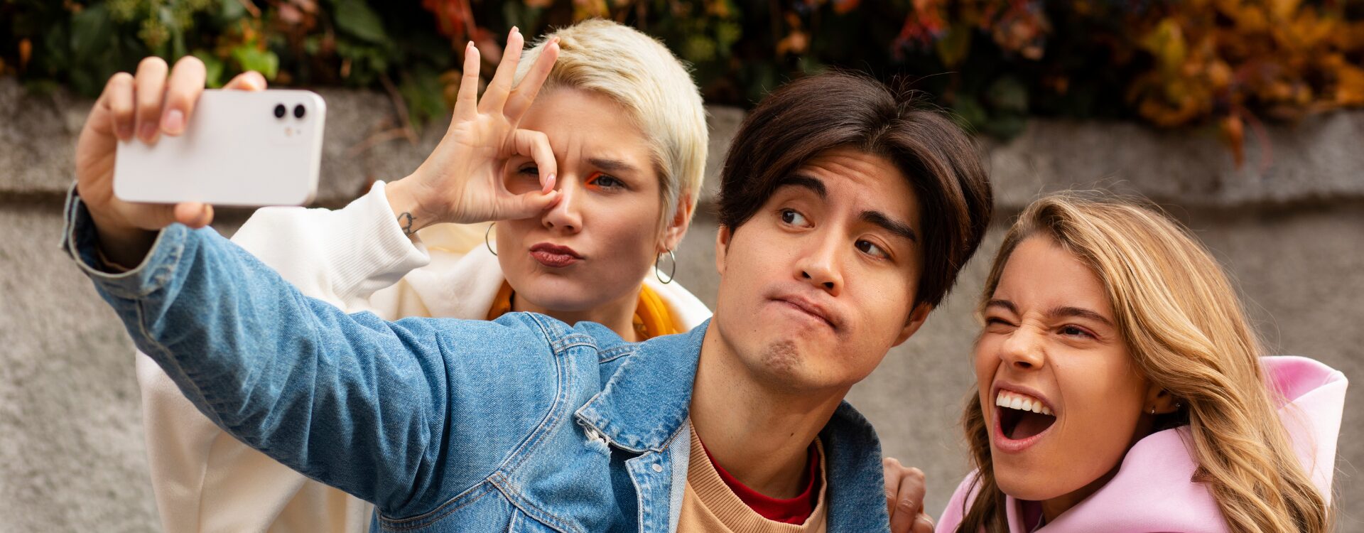 Personen der Gen Z macht authentisches Foto