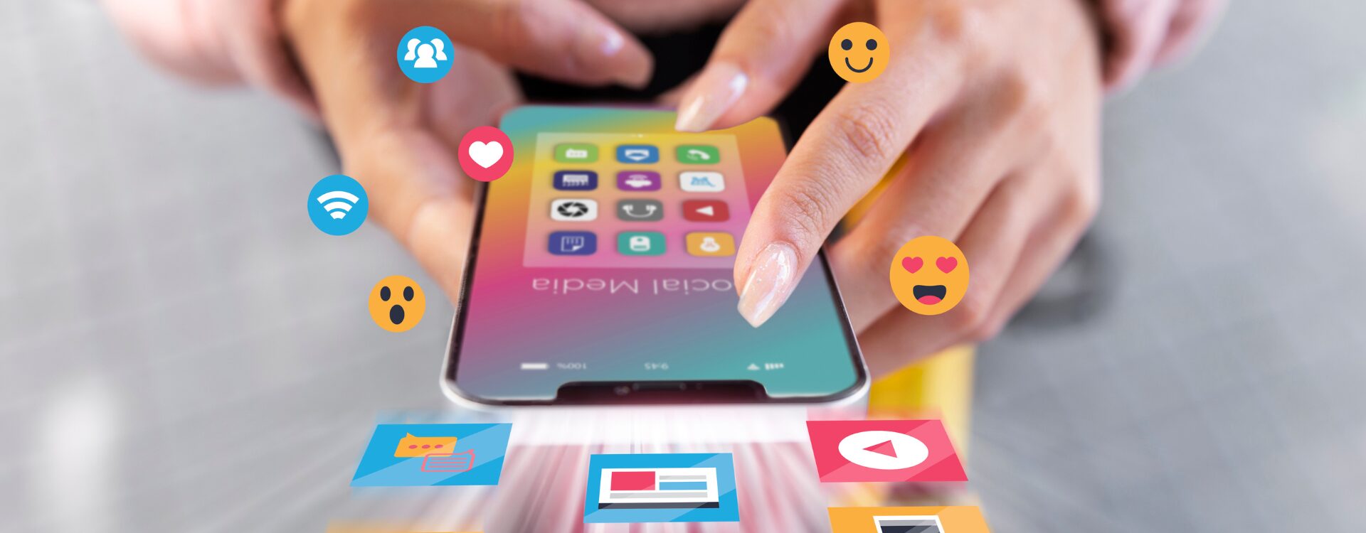 Frauen-Hände mit Smartphone, rundherum Social Media Symbole