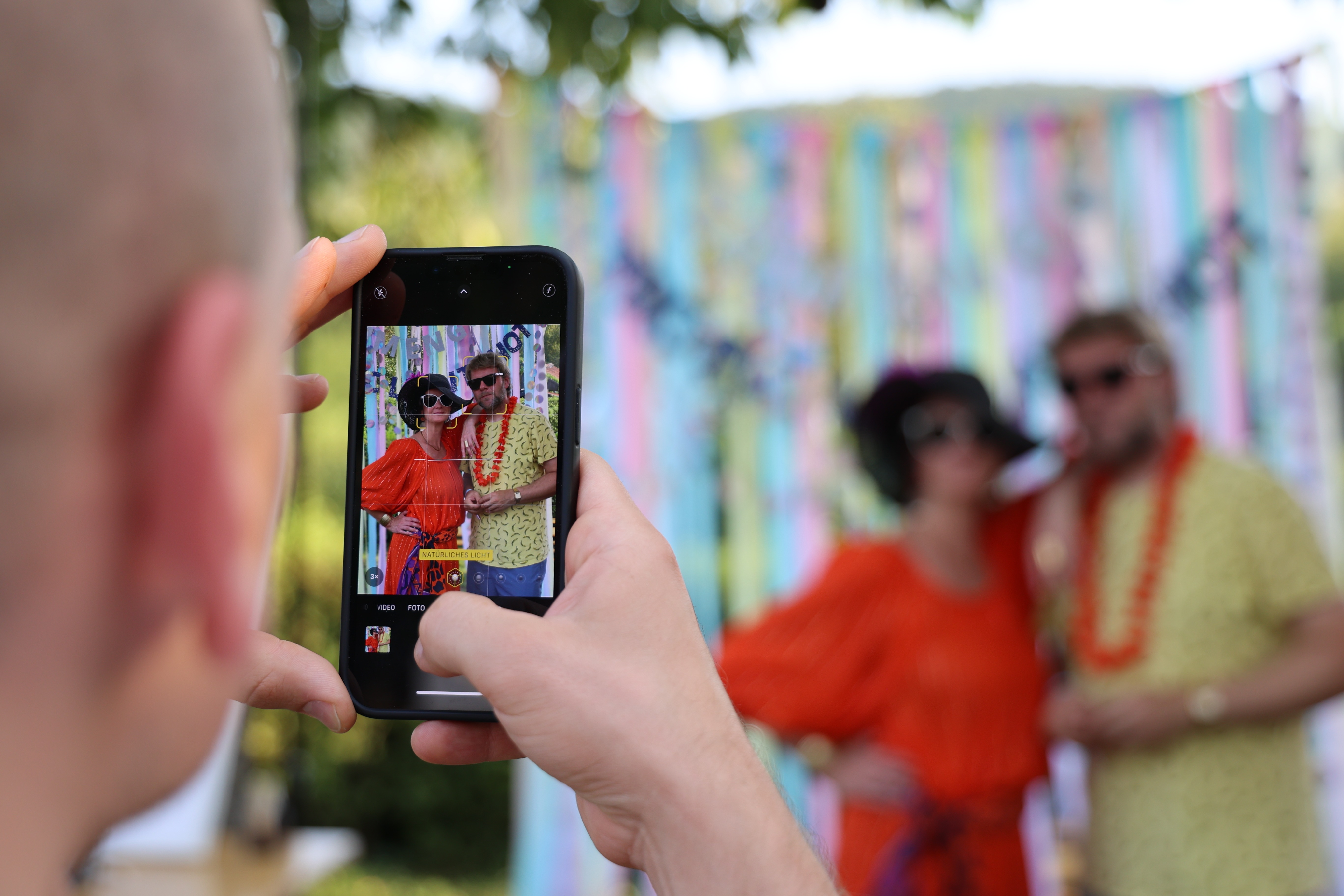 Somengo macht Foto von weiteren Somengos beim Sommerevent