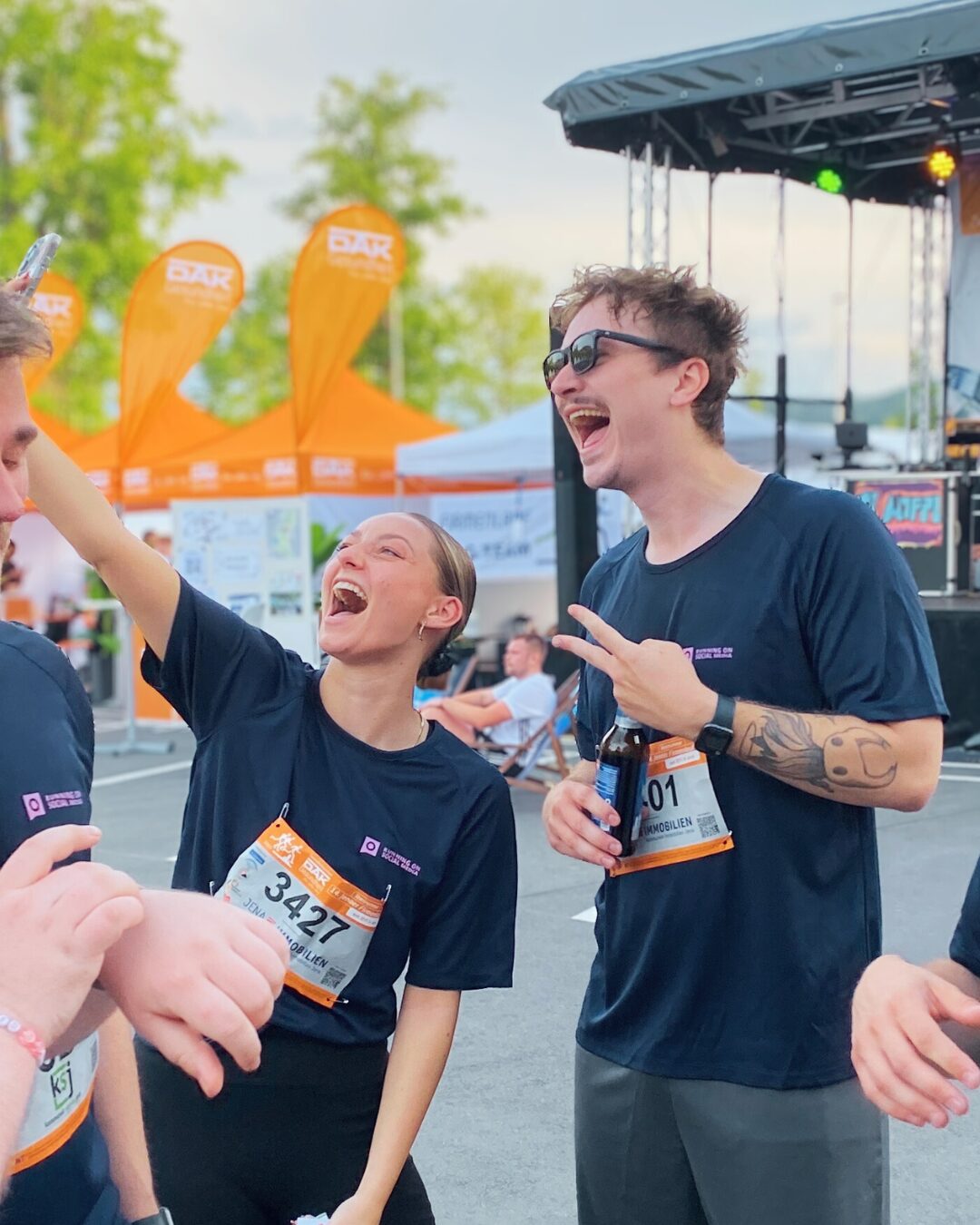 Leon und Luisa haben Spaß beim Firmenlauf