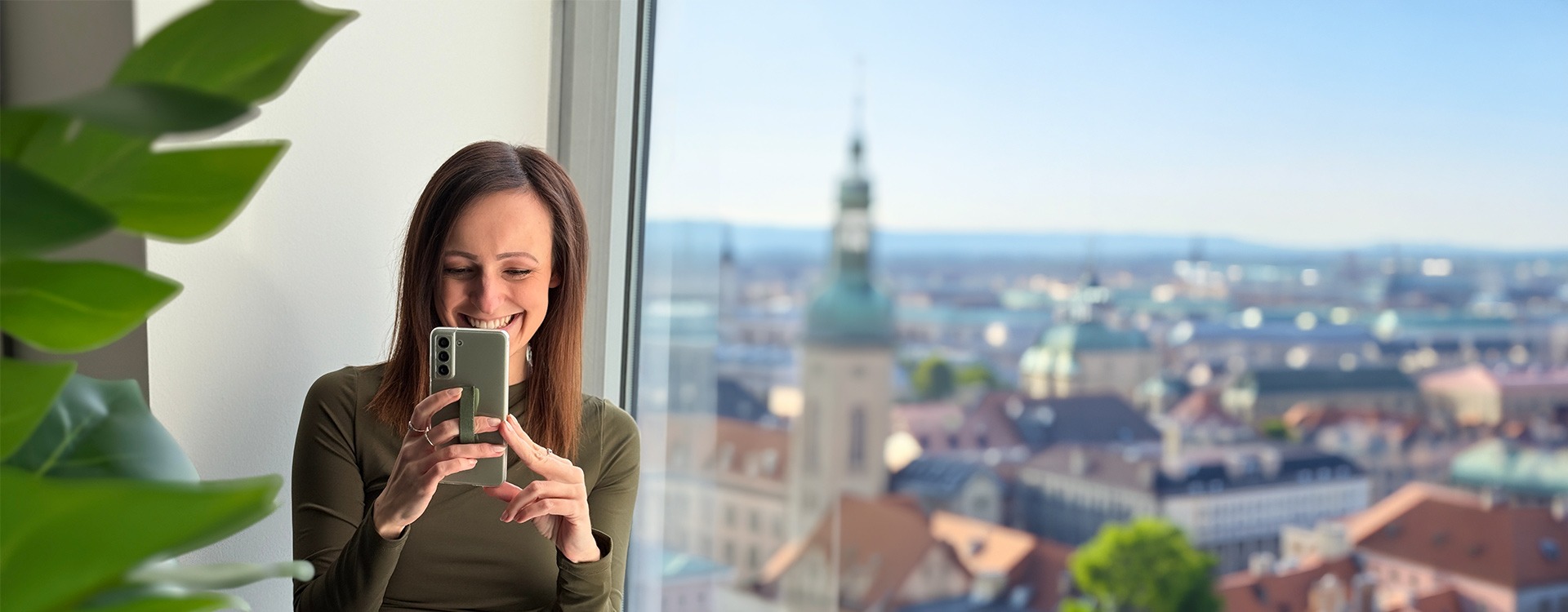 Frau liest Social Media News auf Smartphone