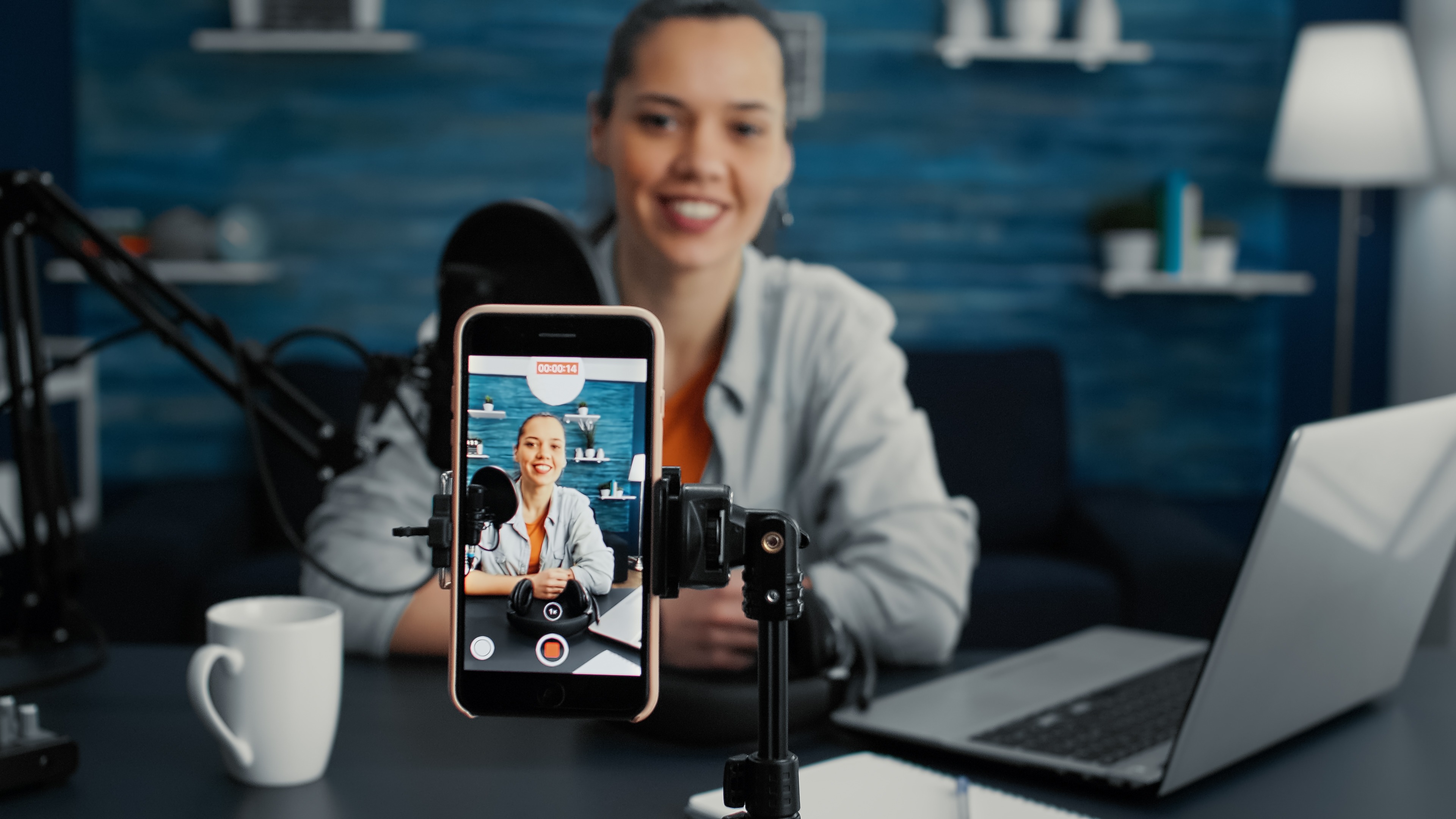Content Creator vor Smartphone