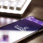 Smartphone auf Tisch mit geoeffneter Twitch App