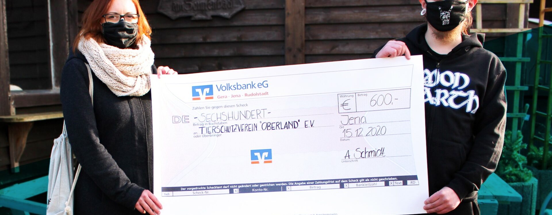 Zwei Personen mit Spendenscheck über 600€ an das Tierheim in Schleiz