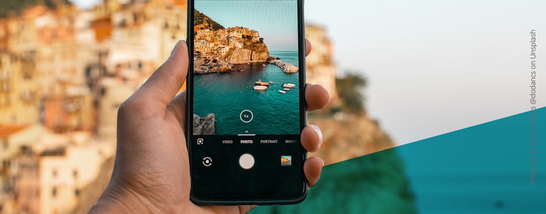 Smartphone in einer Hand macht Foto von einer Landschaft