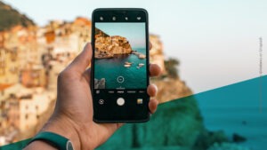 Smartphone in einer Hand macht Foto von einer Landschaft