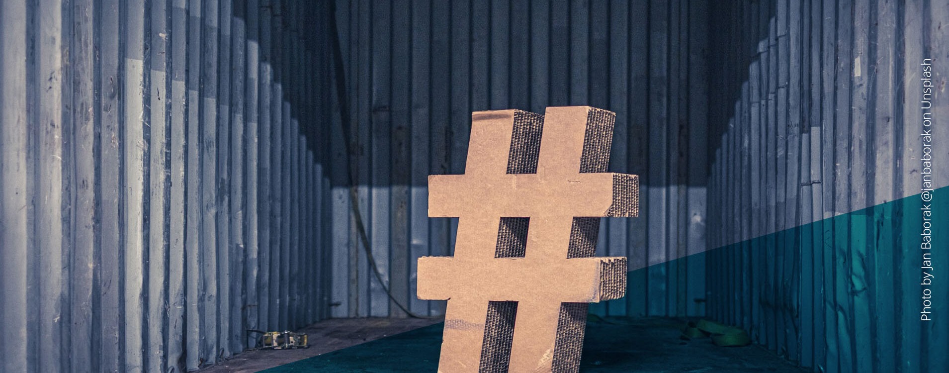 Großes Hashtag-Symbol aus Holz vor einer Wellblech-Wand platziert