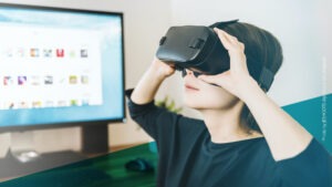 Frau trägt Virtual Reality Brille und schaut dabei nach oben
