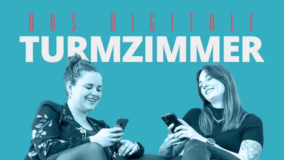 Hintergrund in cyan, zwei Frauen sitzen lachend auf einem Sofa und schauen auf ihre Smartphones