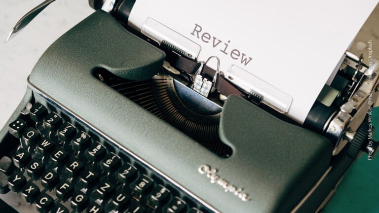 Schreibmaschine, mit der das Wort "Review" getippt wird