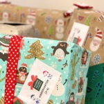 Geschenke eingepackt in weihnachtliches Geschenkpapier