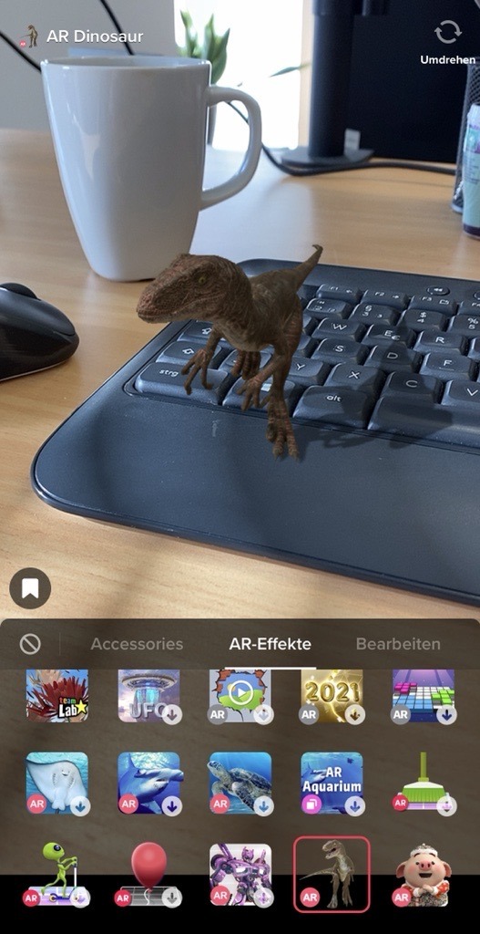 AR-Dinosaurier läuft auf einem Schreibtisch herum