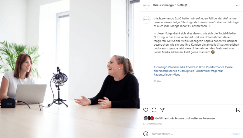 Instagram Post von zwei Frauen an einem Tisch, die lachen, zwischen ihnen steht ein Podcast Mikrofon