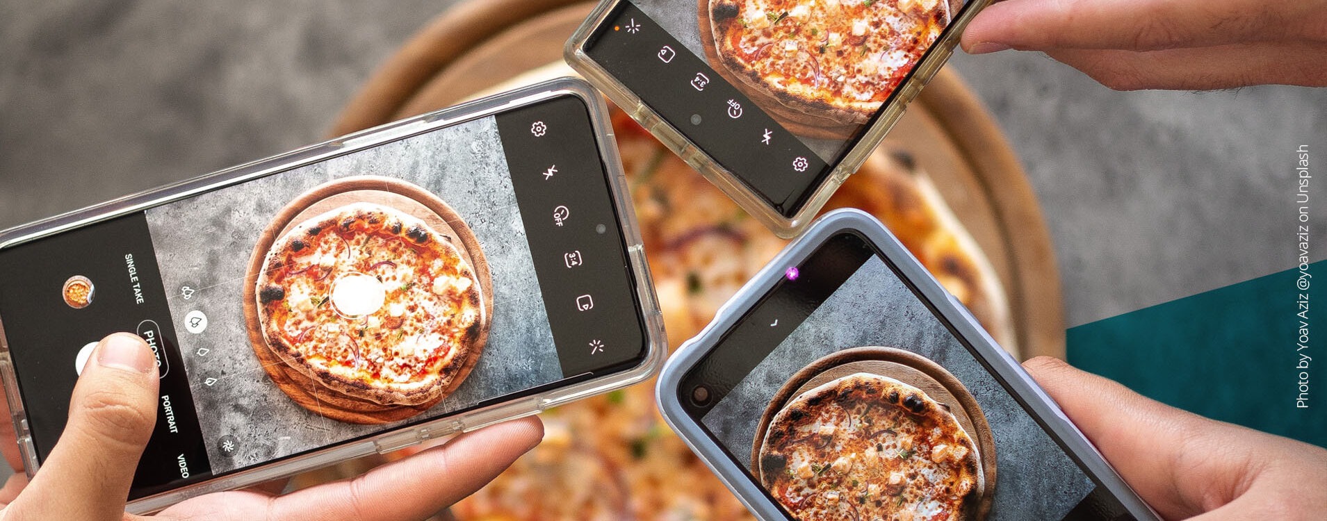 Drei Handys von oben, die ein Bild von einer Pizza machen