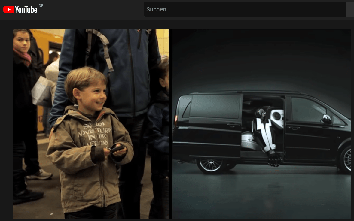 Kleiner Junge mit blonden Haaren lacht, weil er auf einem Bildschirm einen Roboter sieht, der aus einem Auto kommt