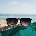 Eine Sonnenbrille am Strand