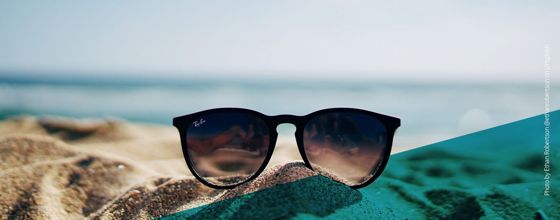 Eine Sonnenbrille am Strand