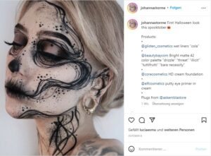 Instagram Post von einer blonden Frau mit schwarzweißem Skelett Make-Up