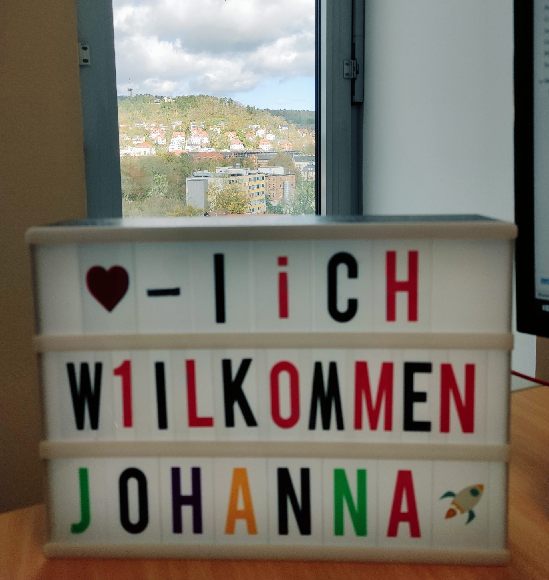 Lightbox mit Schriftzug "Herzlich Willkommen Johanna" in bunten Buchstaben